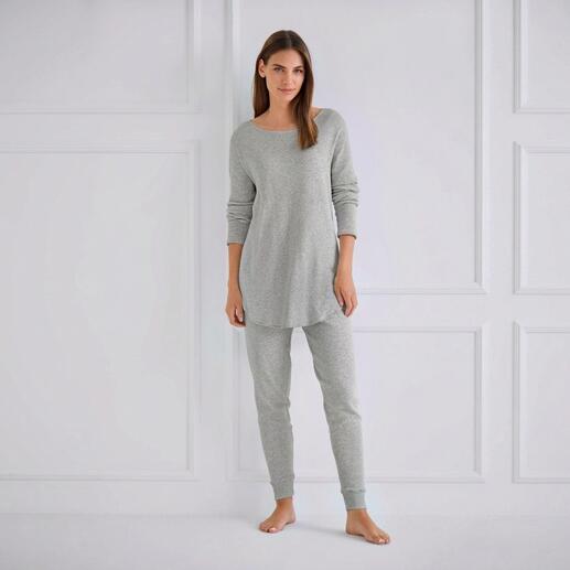 Vrouw in grijs pyjama met bovenstuk en broek