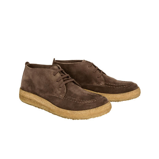 Stuk Astorflex Chukka-boots in bruin suede, bovenaanzicht.