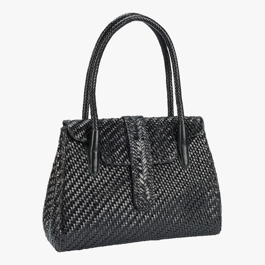 Allan K gevlochten leren tote bag in zwart, staand.