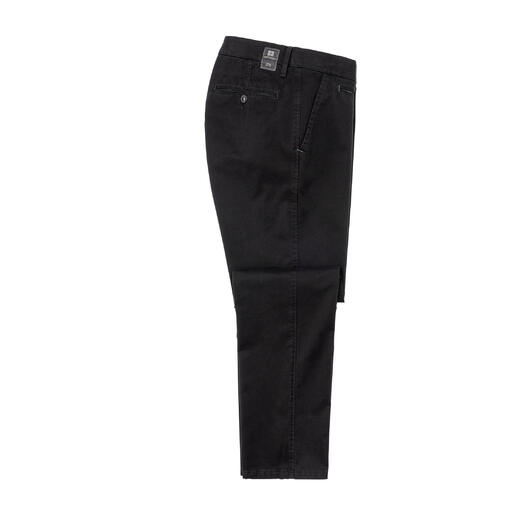 Zijaanzicht van de Perma-Black-chino's in zwart, op een witte achtergrond.