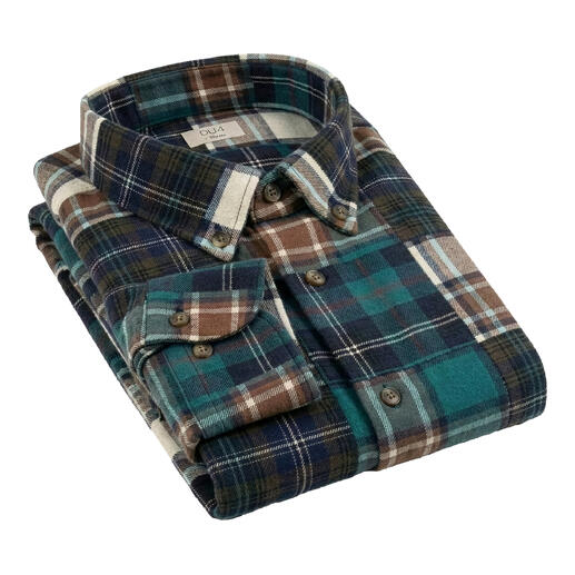 Vouwt een geruit flanellen shirt in blauw- en bruintinten.
