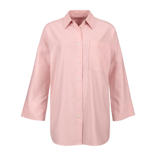 Vooraanzicht van een roze oversized winterblouse met een borstzak