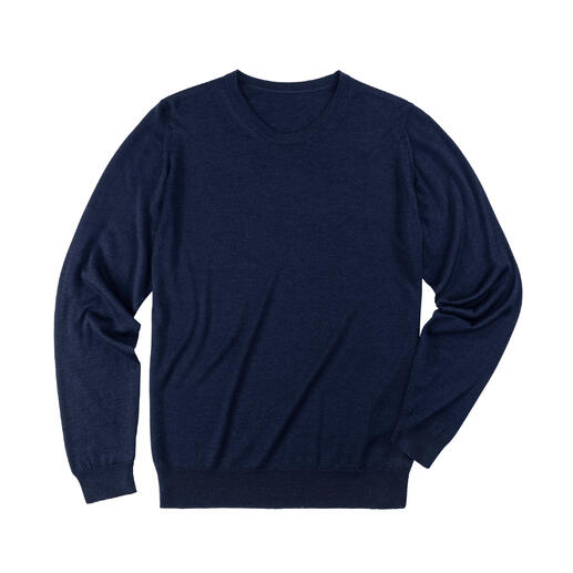 Navykleurige John Smedley luxe trui op een witte achtergrond, plat gelegd.