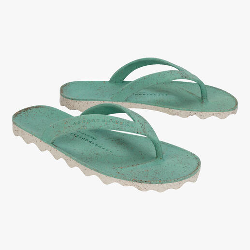Twee groene Asportuguesas teenslippers op een witte achtergrond.