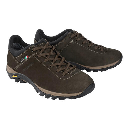 Twee bruine Zamberlan sneakers Commute GTX naast elkaar op een witte achtergrond.