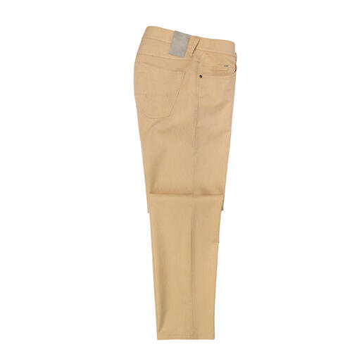 Beige five-pocket broek op een witte achtergrond.