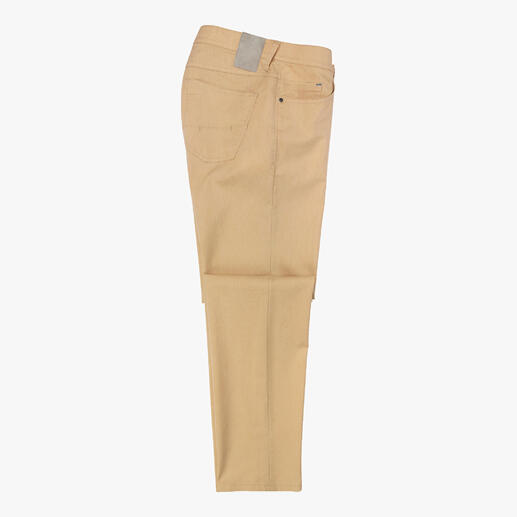 Beige five-pocket broek op een witte achtergrond.