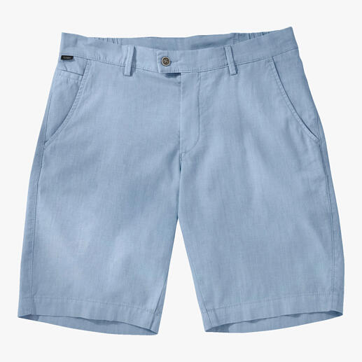 Lichtblauwe zakelijke linnen bermuda, met zakken en knoopsluiting.
