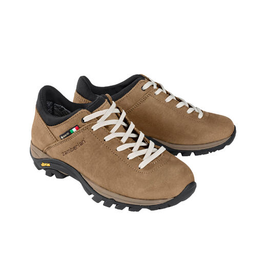 Stel van Zamberlan sneaker Commute GTX in lichtbruin, op een witte achtergrond.