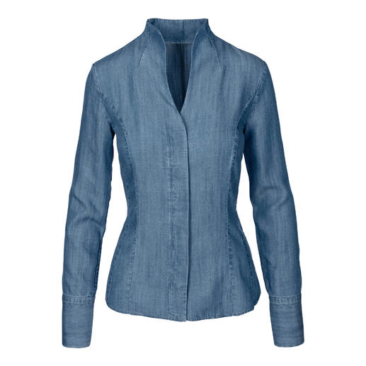 Blauwe denim blouse van van Laack op een witte achtergrond.
