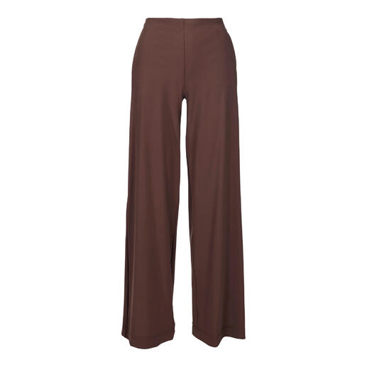 Vooraanzicht van een bruine wijde broek