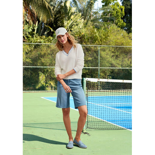 Kasjmier-linnen-trui Vrouw in comfortabele mokassins van Grand Step Shoes, op een tennisbaan.