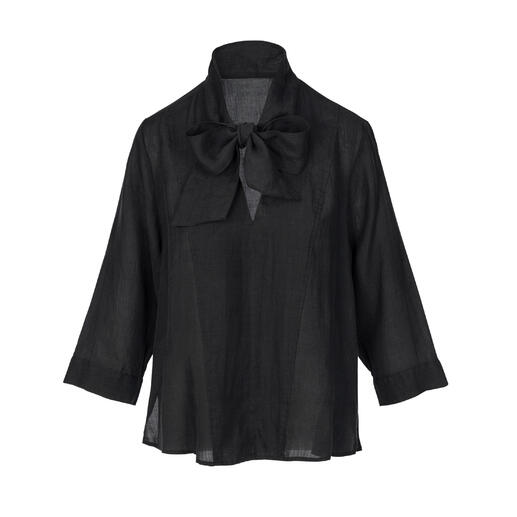 Voorkant van een zwarte blouse met strik van lichte zomerstof.