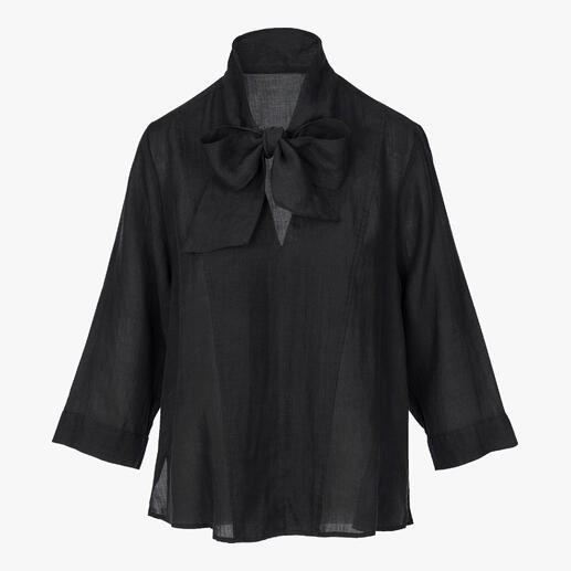 Voorkant van een zwarte blouse met strik van lichte zomerstof.