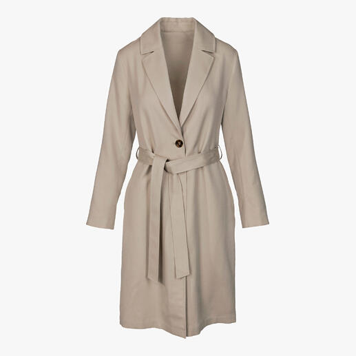 Beige alpacka-zijde jas met riem en knop, voorkant.