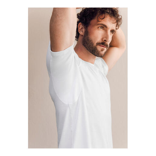 heren, shirt met V-hals, wit Man in wit T-shirt van FALKE Daily Climate Control, zijaanzicht.