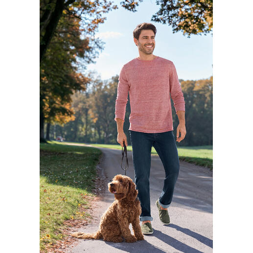 rood/natuur Man in een roze lichtgewicht trui, loopt met een hond op een pad.