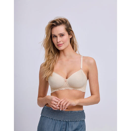 creme Vrouw draagt een nude-kleurige Royal Lounge Everyday kanten BH