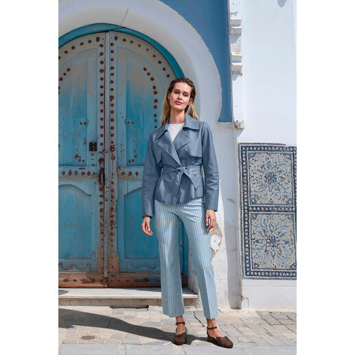 Seductive elegante comfortbroek met streepdessin Vrouw in een blauwe lamsnappa jas voor een blauwe deur