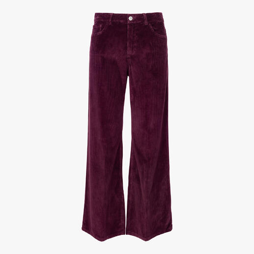 Bordeauxrode wide-leg corduroy broek op een witte achtergrond