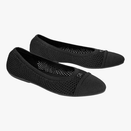 Zwart mesh ballerina paar op een witte achtergrond.