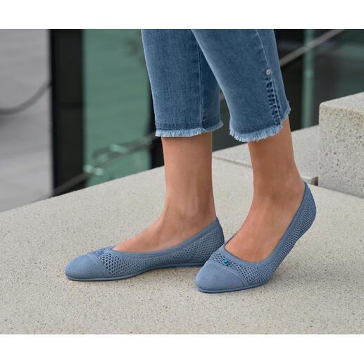 blauw Vrouw draagt blauwe mesh ballerina's, staat buiten op stenen vloer.