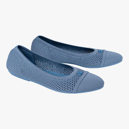 Paar blauwe mesh ballerina's op een witte achtergrond.