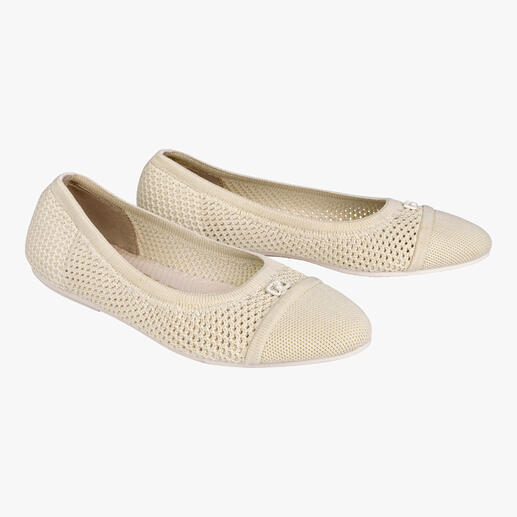 Beige mesh ballerina paar op een witte achtergrond.