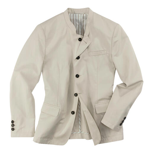 Beige zomer dirndl open met zichtbare binnenvoering en knopen.