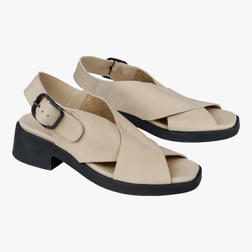 Beige arche sandalen op een witte achtergrond.