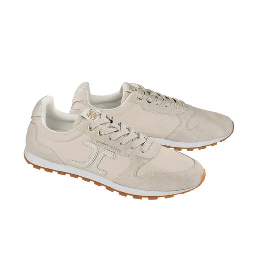 Twee lichte Candice Cooper ultralight sneakers naast elkaar.