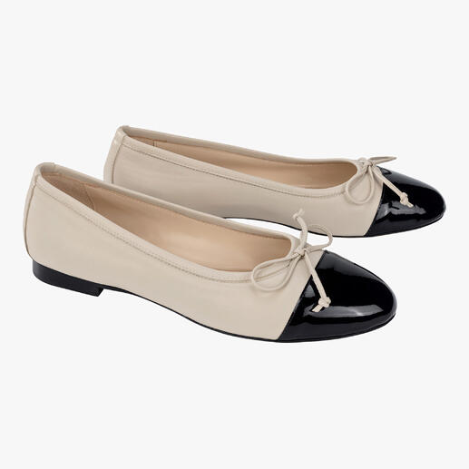 Mario Arpili ballerina's in beige met zwarte punt en strik.