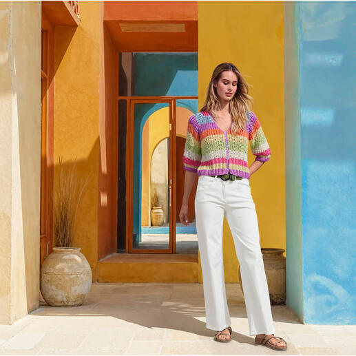 RAPHAELA BY BRAX broek met wijde pijpen Vrouw in een kleurrijke zijde grofgebreide cardigan voor een kleurrijke achtergrond