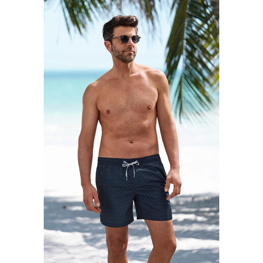 JOOP! korenbloemen-zwembroek Man in JOOP! korenbloem badshorts staat op het strand.