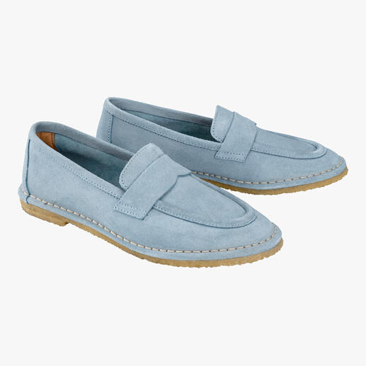 Stel van lichtblauwe comfortabele mocassins van Gran Step op een witte achtergrond.