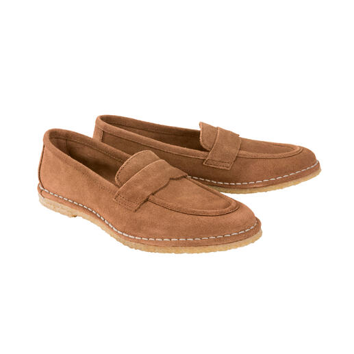Stel van bruine comfortabele mocassins van Gran Step op een witte achtergrond.