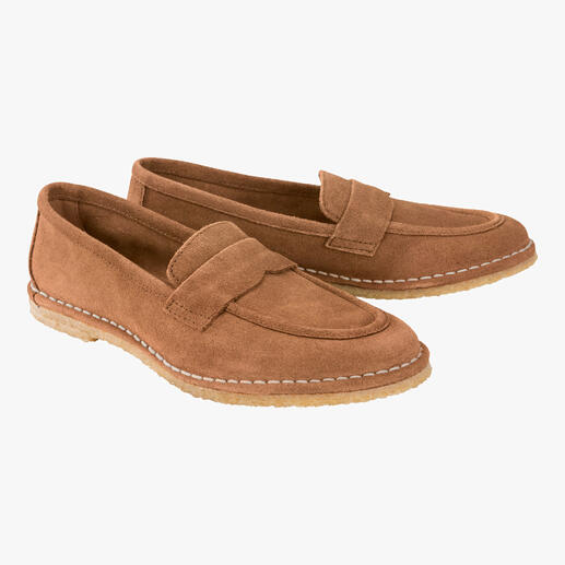 Stel van bruine comfortabele mocassins van Gran Step op een witte achtergrond.