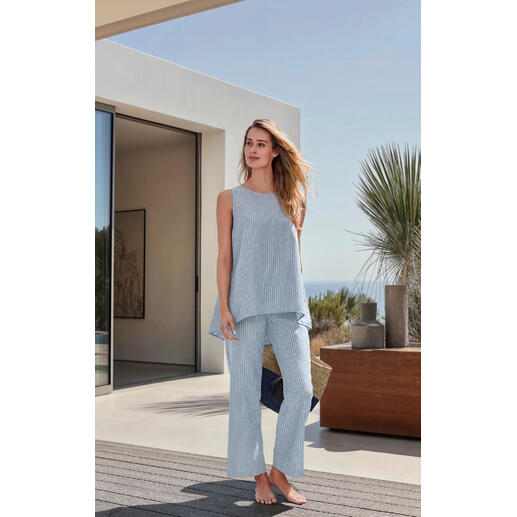 Vrouw in Oscalito zomer lounge-outfit, ontspannen in de buitenlucht.