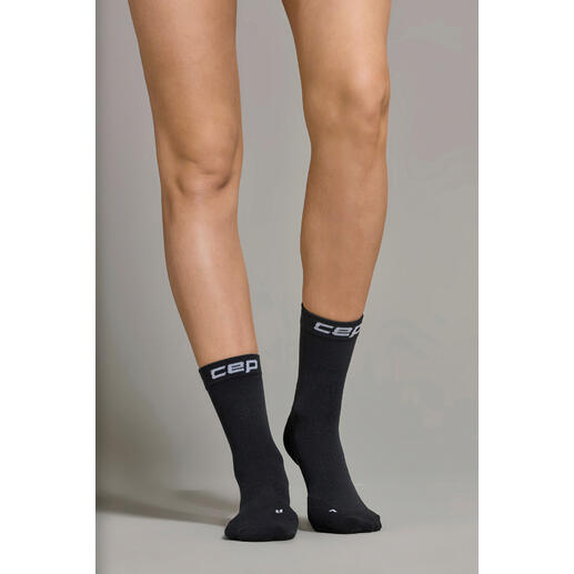 dames, zwart Zwarte Core sportsock, zichtbaar aan een voet, van voren.