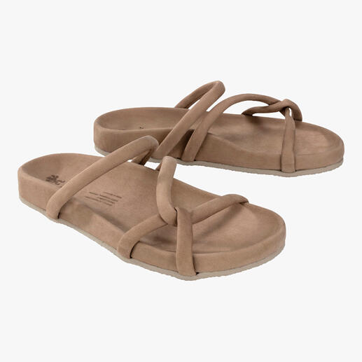 Twee comfortabele pantoffels in caramelkleur, op een witte achtergrond.