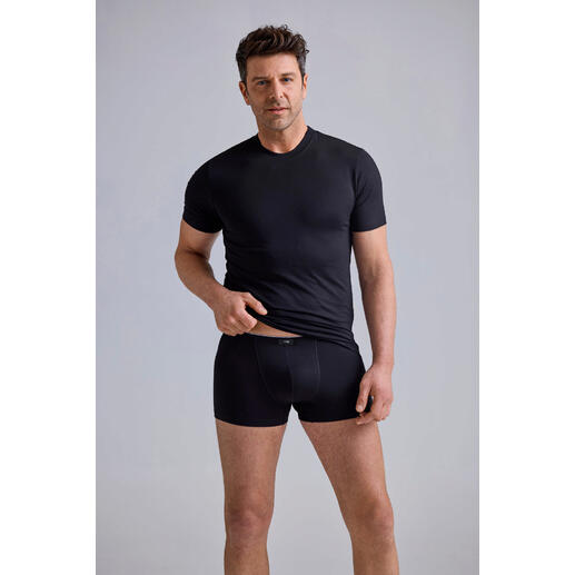 Man draagt een zwart Mey Coolmax T-shirt en boxershorts.