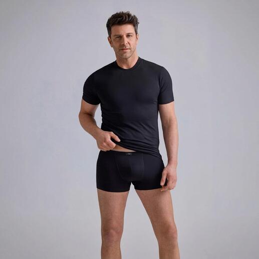 Man draagt een zwart Mey Coolmax T-shirt en boxershorts.