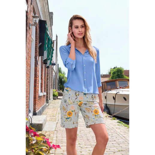 blauw-grijs Vrouw in Edel Bermuda shorts met bloemenprint in een havenstad.