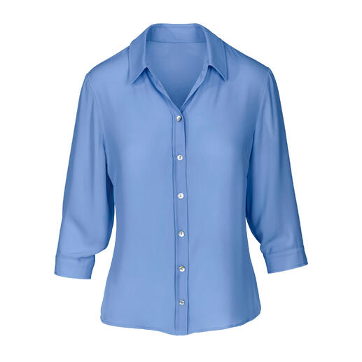 Blauwe Janice & Jo blouse voor elk seizoen in volle zicht.