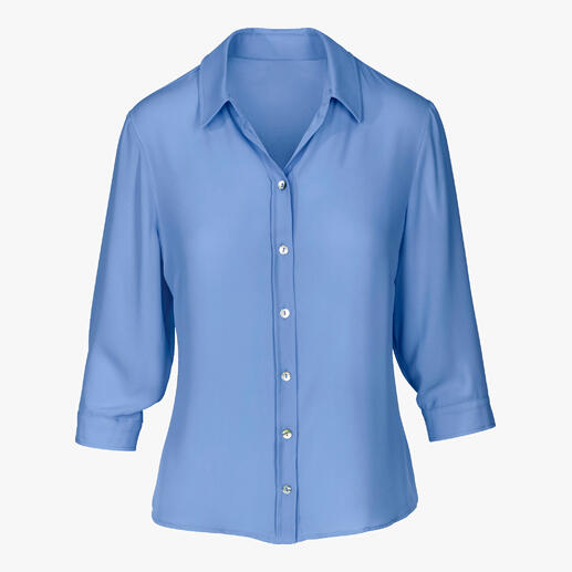 Blauwe Janice & Jo blouse voor elk seizoen in volle zicht.