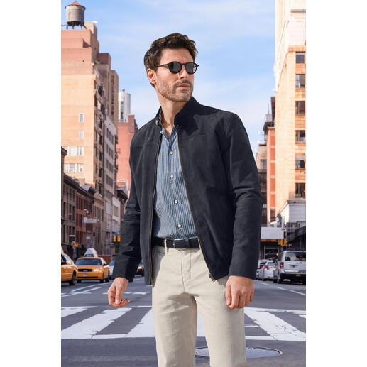 OCONI keerbare blouson van leer Man in OCONI leren keerbare jas op een stadsstraat met zonnebril