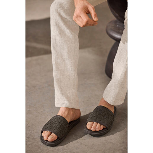 Leren slippers met vlechtmotief Lederen gevlochten slipper op een voet, casual