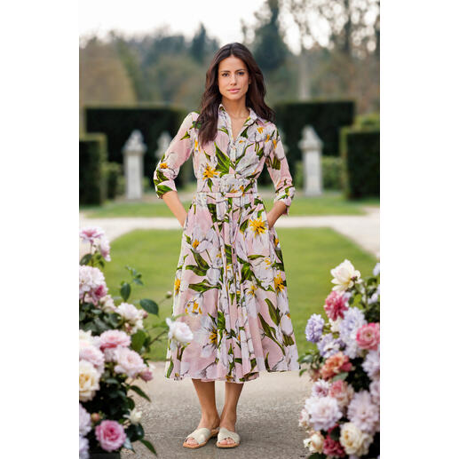 Vrouw in Samantha Sung jurk met bloemenpatroon in een tuin