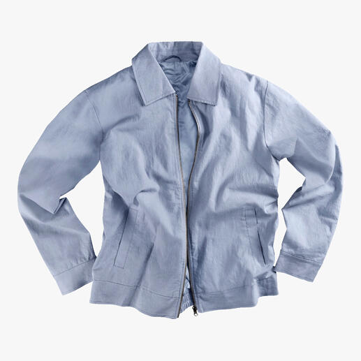 Lichtblauwe blouson van linnen en lyocell, plat liggend.