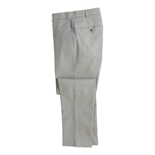 Hiltl Chino in Lichtblauw, zijaanzicht van voren.